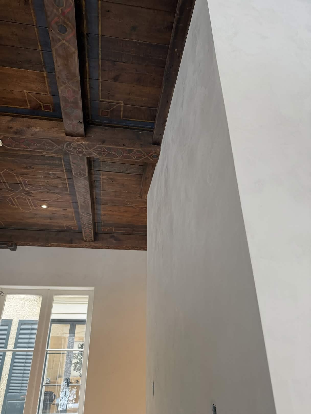 Plaster wall finish with wood ceiling